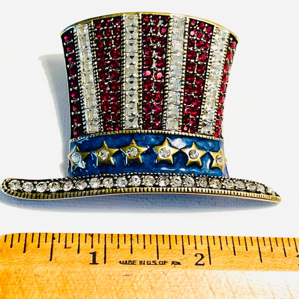 Heidi Daus 🆕 “Hats Off To You” Enamel & Crystals USA 🇺🇸 Patriotic Brooch Pin - Picture 7 of 7